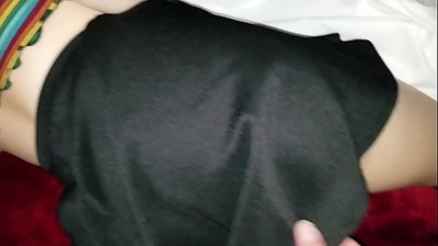 ننڊ ۾ پيل ڪنواري اسڪولي ڀيڻ پنهنجي تنگ گدا کي پنهنجي آڱرين سان ڇڪي ٿي